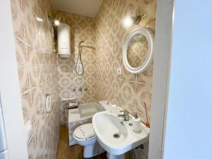 ポルトノボにあるApartamentos Portonovo 3000の洗面台、トイレ、鏡のあるバスルーム +36枚の写真