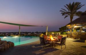 Bazén v ubytování Coral Beach Resort Sharjah nebo v jeho okolí