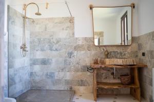 un bagno con lavandino e specchio di Villa Castrignano a Monopoli Altre 50 foto