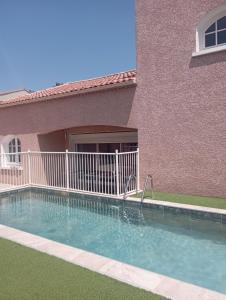 Bazén v ubytování Chambre delking-size & piscine & Spa & Plage nebo v jeho okolí
