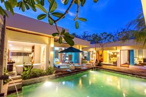 ein Bild eines Pools in einer Villa in der Unterkunft The Leaf Jimbaran Luxury Villas in Jimbaran