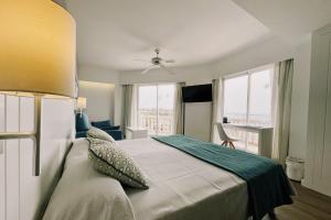 Кровать или кровати в номере Hotel Pinos Playa
