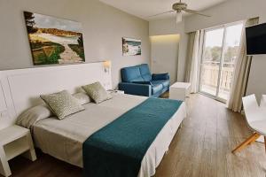 Кровать или кровати в номере Hotel Pinos Playa