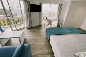 Кровать или кровати в номере Hotel Pinos Playa
