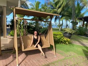 una mujer sentada en un columpio en un resort en spacious condo unit 1P olvera residences, en Bacolod