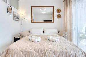 Un dormitorio con una cama grande con dos almohadas encima. en Sunflower Tailandia_Santa Pola, en Santa Pola