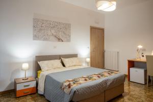 a bedroom with a bed and a painting on the wall at B&B Benvenuti al centro in Caserta