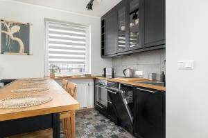 Köök või kööginurk majutusasutuses Przytulny i Nowoczesny Apartament z miejscem parkingowym w Katowicach by Noclegi Renters