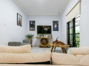 TV a/nebo společenská místnost v ubytování Stylish Villa at Green Apple U 35A Cipanas Puncak