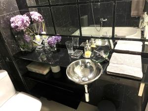 Foto dalla galleria di Central luxury room with private wc a Porto