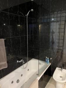 Foto dalla galleria di Central luxury room with private wc a Porto