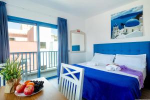 阿布里斯Riva Eco Guest House的一间卧室,配有一张床上的床铺,桌上放着一碗水果