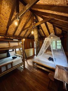 Postel nebo postele na pokoji v ubytování Khao Sok Paradise Resort