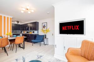 TV a/nebo společenská místnost v ubytování Bright & Breezy
