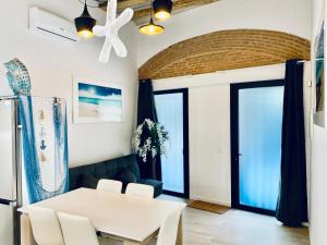ein Esszimmer mit einem weißen Tisch und Stühlen in der Unterkunft Hauzify I Apartament Beach&Bike in Sant Feliu de Guixols + 11 Fotos