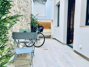ein Fahrrad, das neben einem Gebäude mit Pflanzen geparkt ist in der Unterkunft Hauzify I Apartament Beach&Bike in Sant Feliu de Guixols