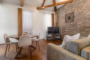 TV a/nebo společenská místnost v ubytování DUOMO Murano Apartment with Canal view + 27 fotografií