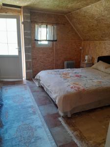 Un dormitorio con una cama grande y una ventana. en Guest house Tanja, en Žabljak