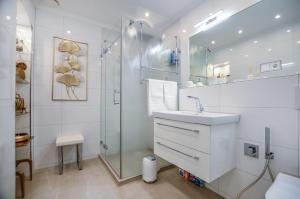 科隆Stylisch und Schick, neue Wohnung, U-Bahn 2 Minuten的带水槽和淋浴的白色浴室 更多64张照片