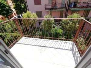 a balcony with a fence and plants on it at Frank's studio rooms in Padova