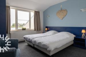 een slaapkamer met een bed en een groot raam bij OV070 - 4P Appartment very close to Giethoorn in Wanneperveen +23 foto's