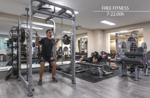 布拉格Wellness Hotel Step - Czech Leading Hotels的一个人在健身房蹲着