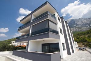 une maison à flanc de montagne dans l'établissement Top5, à Baška Voda