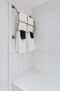 Et badeværelse på Hotel type living, spacious, central, secure,wifi!