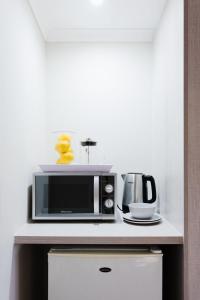 Køkken eller tekøkken på Hotel type living, spacious, central, secure,wifi!