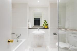 Et badeværelse på Hotel type living, spacious, central, secure,wifi! + 8 billeder