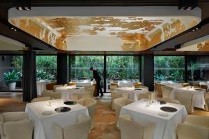 バルセロナにあるMandarin Oriental, Barcelonaのダイニングルーム(白いテーブル、椅子付)