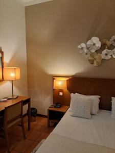 Postel nebo postele na pokoji v ubytování Bamboo Xaguate Hotel
