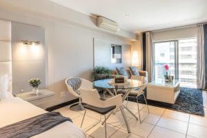 Studio with Fast WIFI in the Central Business District w Parking的休息区