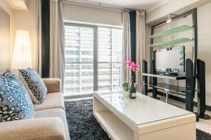开普敦Studio with Fast WIFI in the Central Business District w Parking的带沙发和电视的客厅