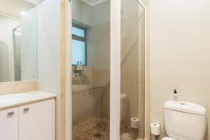 开普敦Studio with Fast WIFI in the Central Business District w Parking的带淋浴、马桶和水槽的浴室 更多12张照片