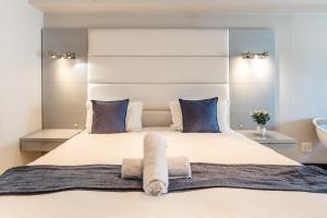 Studio with Fast WIFI in the Central Business District w Parking客房内的一张或多张床位