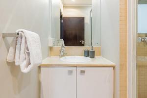 开普敦Studio with Fast WIFI in the Central Business District w Parking的带水槽和镜子的浴室