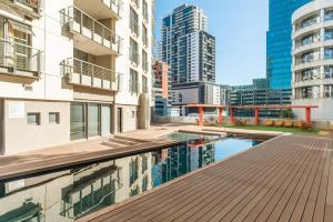 Studio with Fast WIFI in the Central Business District w Parking内部或周边的泳池