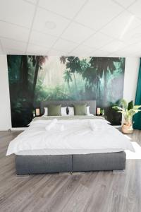 Postel nebo postele na pokoji v ubytování Design Penthouse - 4SZ - 2Bäder - Whirlpool - 2 Parkplätze - Dachterrasse