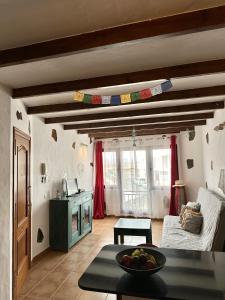 コティージョにあるCasa Checa Apartment 3のフルーツのボウルが置かれたテーブルのあるリビングルーム