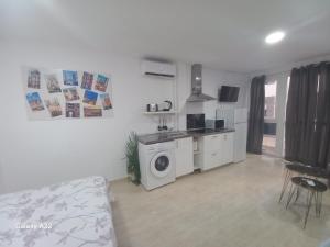 cocina con lavadora en una habitación en Kilometro 0, en Alicante