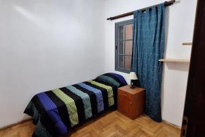 Un dormitorio pequeño con una cama y una ventana. en Alquiler Temporario FLEJj, en Santo Tomé