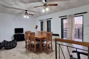 Un comedor con mesa y sillas y un ventilador de techo. en Alquiler Temporario FLEJj, en Santo Tomé