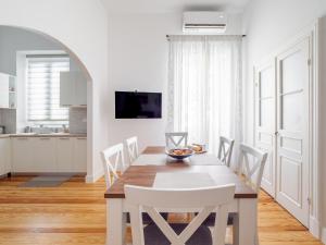 TV a/nebo společenská místnost v ubytování Alexandras Luxury Heaven