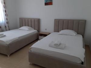 Postel nebo postele na pokoji v ubytování Sara and Noel apartment