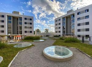 a courtyard with a large building and a large tub at Ap Novo Parque Anchieta - Top in Pelotas