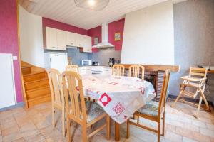 eine Küche und ein Esszimmer mit Tisch und Stühlen in der Unterkunft La petite maison sur la colline in Nazelles