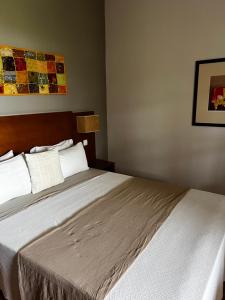 Postel nebo postele na pokoji v ubytování Bamboo Xaguate Hotel