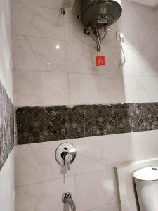 Ένα μπάνιο στο City Shelter - Studio with all basic amenities