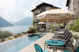 ColonnoにあるVilla Clementina Boutique Hotelのスイミングプール(テーブル、椅子、パラソル付)